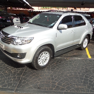 HILUX SW4 SR-V 3.0 4X4 DIESEL 2015 Completa, Automática, Airbag, Abs, B.Couro, Piloto, Som, Alarme, 5 Lugares, cor Prata, Pneus Novos, Top de Linha é bem Conservada.