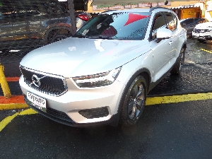 VOLVO  XC40 T4  GAS. 2019  Completo, Automático, Airbag, Abs, B.Couro, Piloto, Som, Alarme, Roda de Liga, cor Prata, bem Conservada